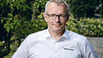 Man sieht hier Kim Nørgaard Andreasen, CFO bei Universal Robots. Er hat eine Brille an.